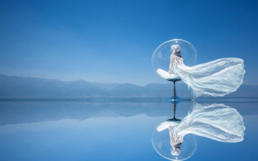 大理住客栈就选洱海边,过条马路就能玩海,而且拍照网红范十足