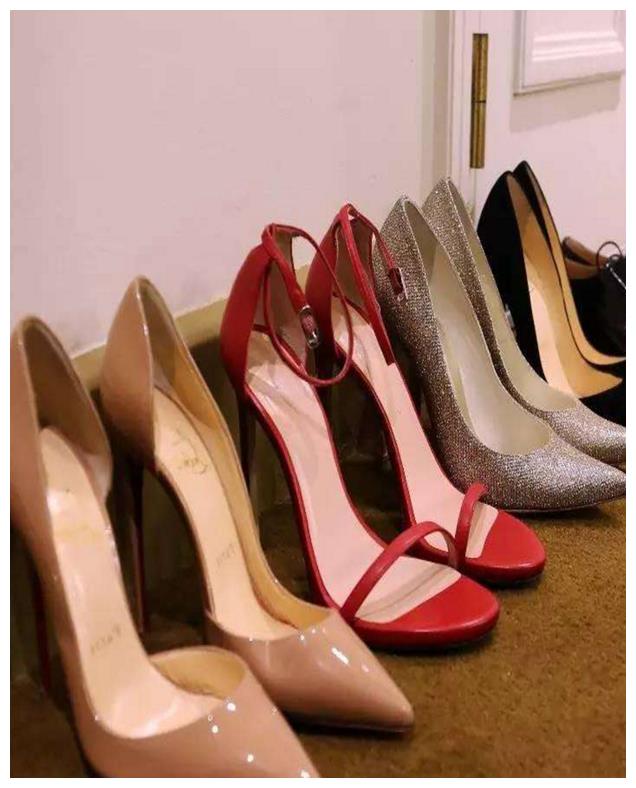 杨幂鞋柜意外曝光琳琅满目堪比博物馆网友瞬间沸腾