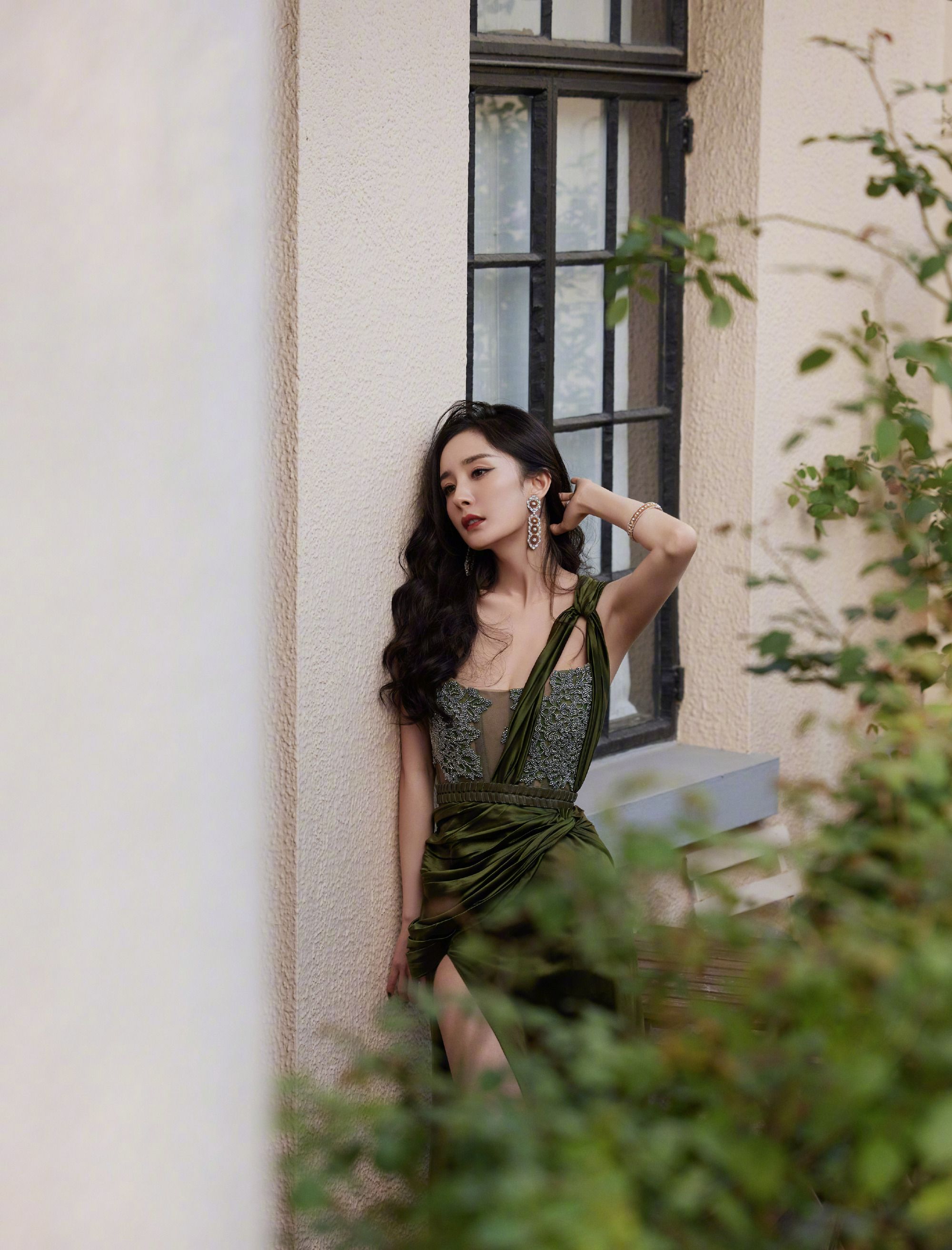 杨幂出场好漂亮穿绿色长裙尽显曼妙身姿这状态哪里像35岁