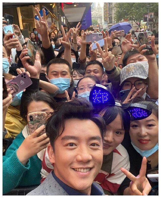 郑恺与粉丝合影