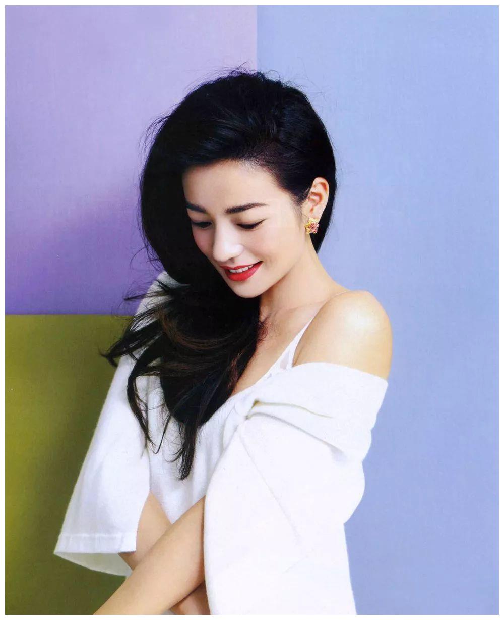 45岁赵薇烟瘾太大遭偷拍,吞云吐雾动作熟练,暴瘦一圈裤子显松垮__财经