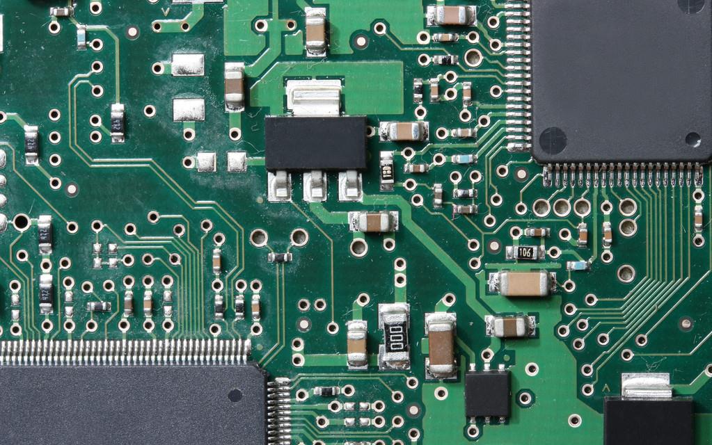 在手机中,为了缩小主板面积,采取了将多个二极管封装在一起的办法