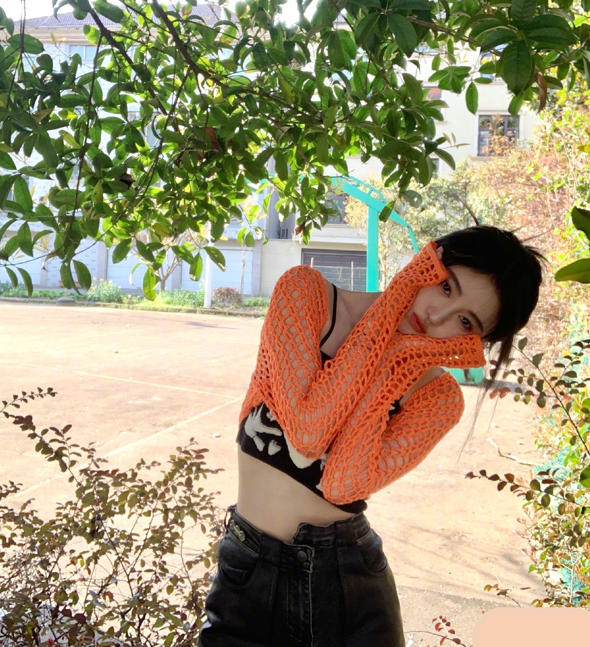 鞠婧祎晒春天美照穿吊带衫尽显小蛮腰又纯又欲身材抢镜