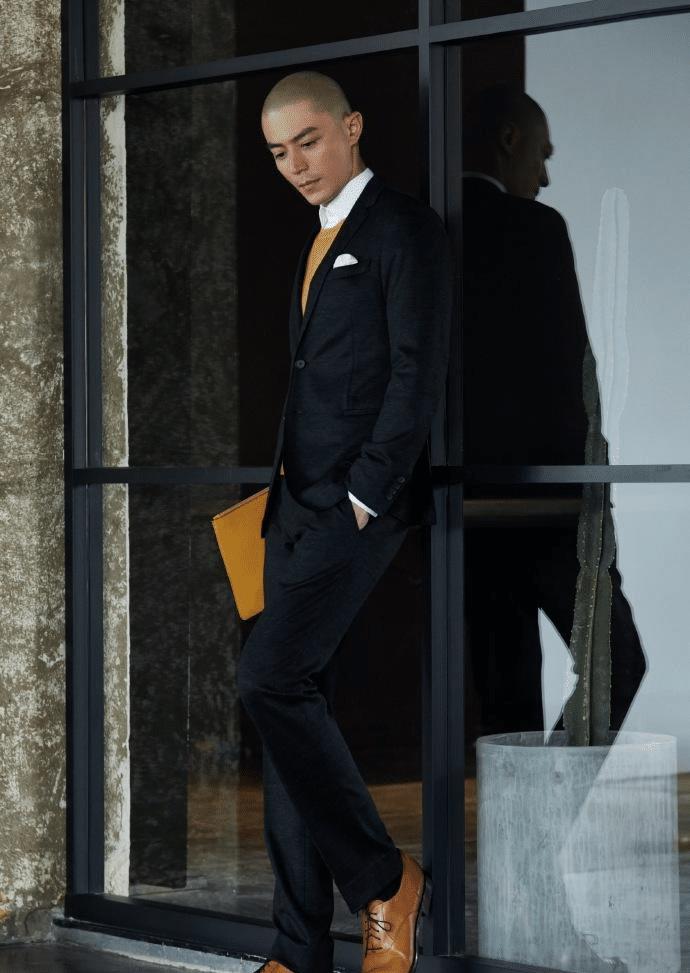 霍建华"神颜"名不虚传,穿西装风衣化身摩登男士,光头也帅气!