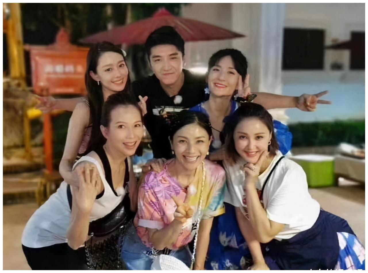 跟赵丽颖合作过几次,还在综艺节目中跟《妻子的浪漫旅行》中跟姐姐们