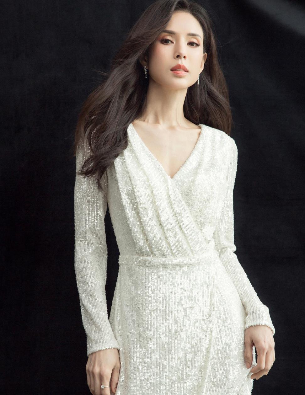 李若彤越活越年轻,54岁穿白色"亮片"连衣裙,身姿挺拔好气质