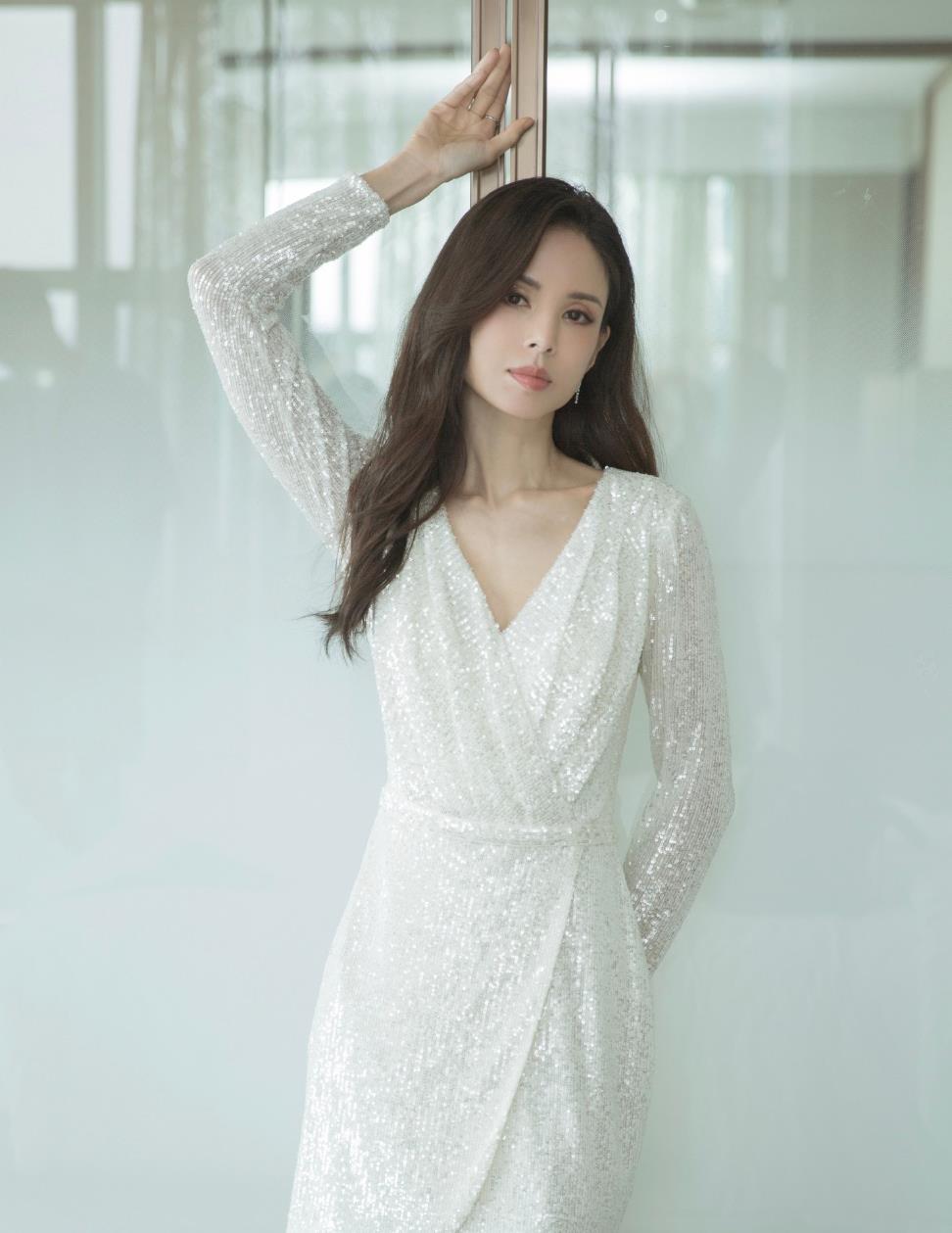 李若彤越活越年轻,54岁穿白色"亮片"连衣裙,身姿挺拔好气质