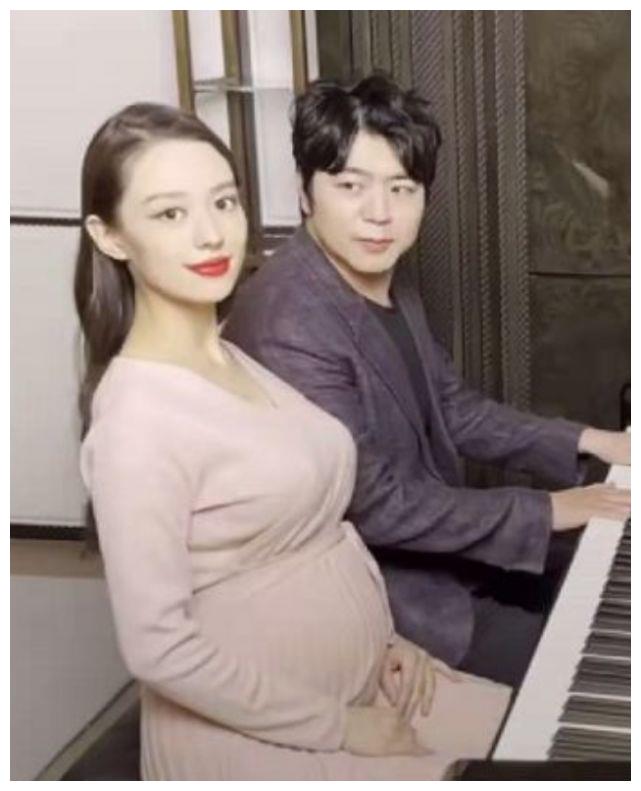 郎朗夫妇四手联弹做胎教吉娜穿连衣裙难掩孕肚不愧最美的孕妇