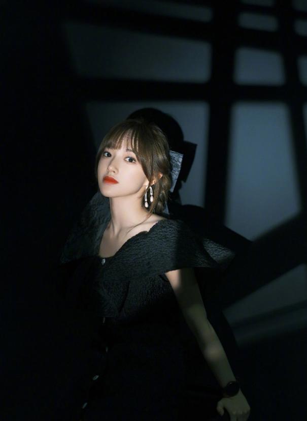 程潇一袭黑色连衣裙现身活动,肤白貌美气质十足的女神