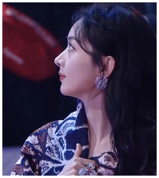 赵丽颖鼻子有多么上镜星光大赏同框杨幂细看侧脸就全明白了