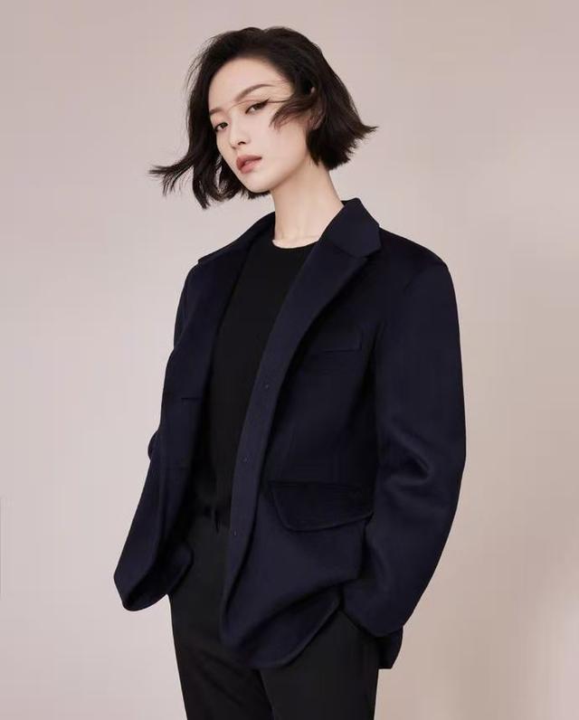 倪妮终于换发型齐耳短发又美又飒配西装太帅气了