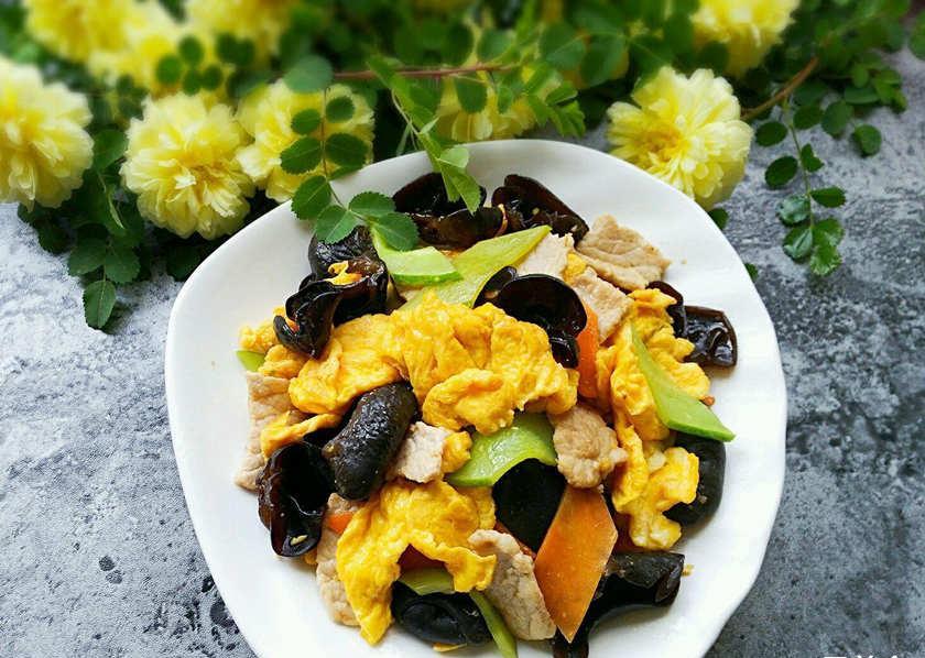 特色传统名菜木须肉:炒鸡蛋色黄而碎,类似木樨