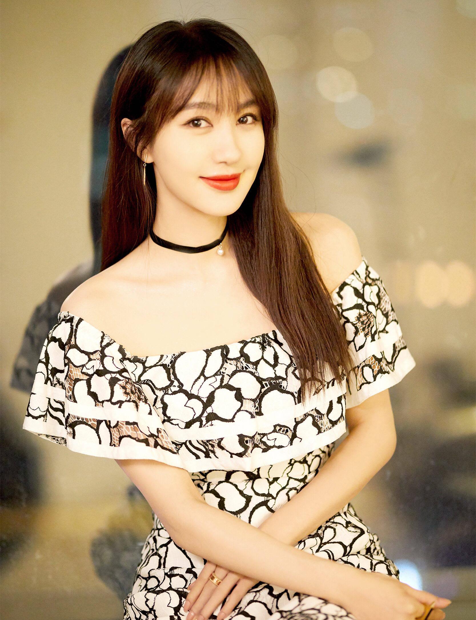 后来李菲儿在接受采访时说,baby 才是小三,这还不算,她特意在社交平台