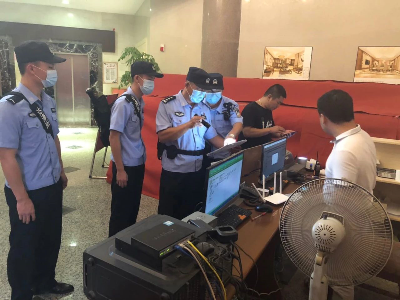 打击犯罪 守护平安 | 昨夜汕头濠江警方开展统一清查行动