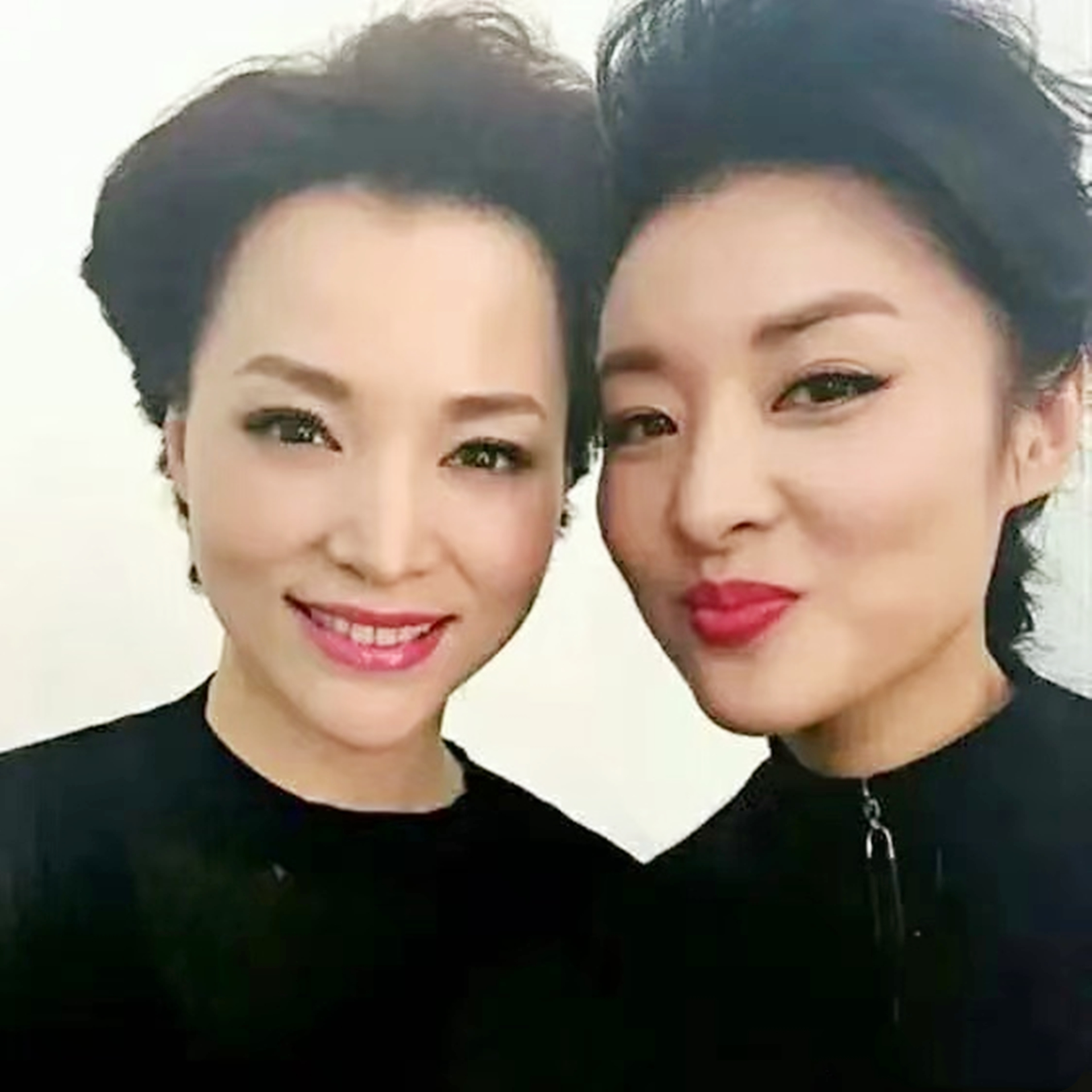 周涛董卿两代央视一姐私下搂腰搭肩董卿曾邀请周涛做节目