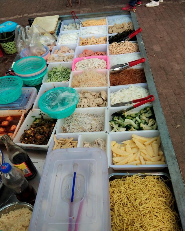 天气热吃不下饭,摆摊卖凉菜是个不错的选择,我这老板一天1千多