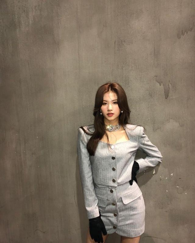 TWICE Sana凑崎纱夏性感近照引热议 方形领口摆出各种姿势