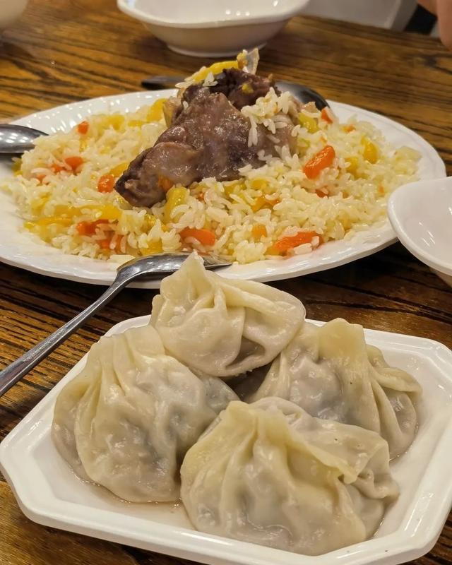薄皮包子可以配万物可以把馕蒸软裹着它吃可以放在抓饭上当配菜一口