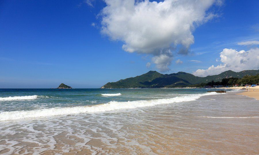 这个深圳内最大的沙滩,因为位置偏僻,留下了不少天然美景