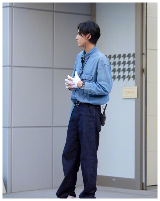 吴亦凡的日系穿搭,清爽的少年感加一丢丢的街头感__财经头条