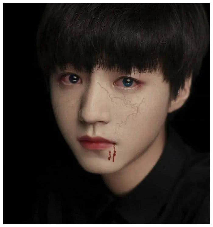 男明星挑战吸血鬼扮相:蔡徐坤像王子,鹿晗超man,王俊凯哭了!