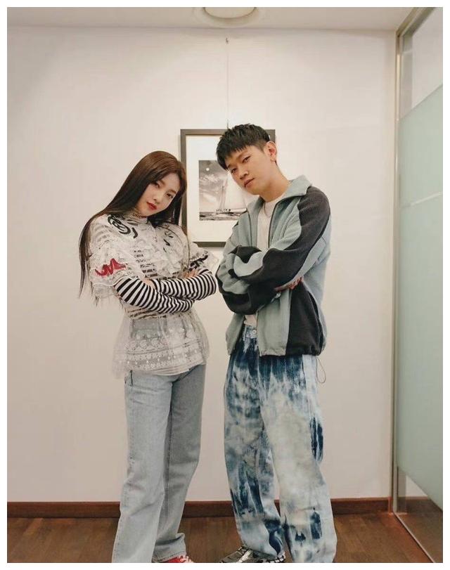 Red Velvet成员朴秀荣与歌手crush恋情曝光 二人约会遛狗超甜蜜 Red Velvet成员朴秀荣与歌手crush恋情曝光 二人约会遛狗超甜蜜