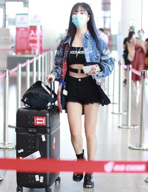 刘姝贤街拍:日系腰果花衬衣,毛边热裤,女孩风_高清图集_新浪网