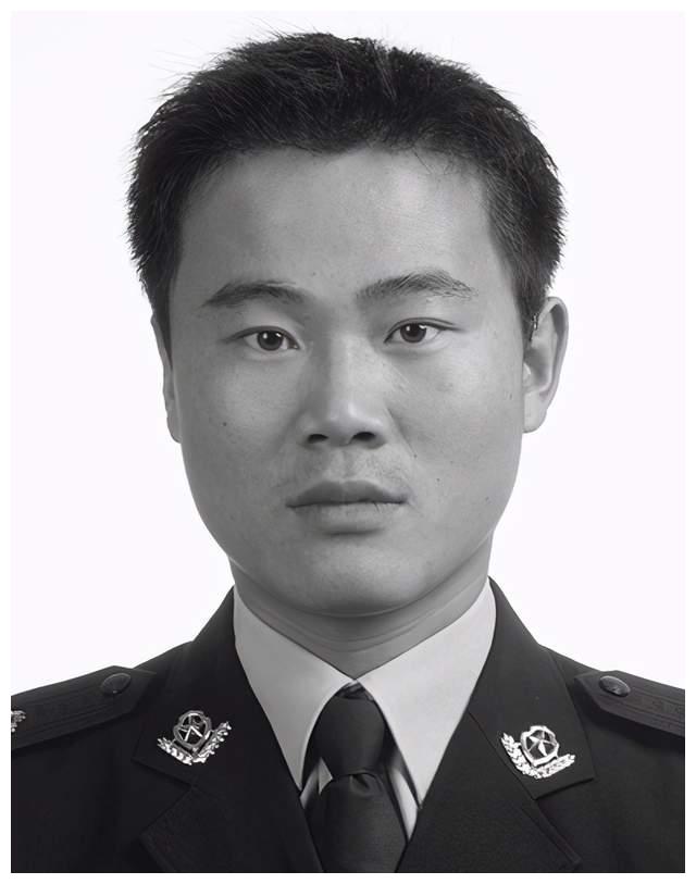 11月18日晚,渭南市公安局临渭分局民警张周亮在工作