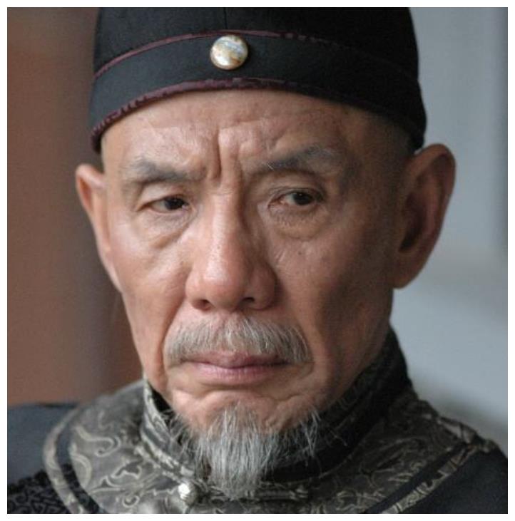 最火时导演下跪求他演戏,如今出道57年买不起房,和老婆住出租屋