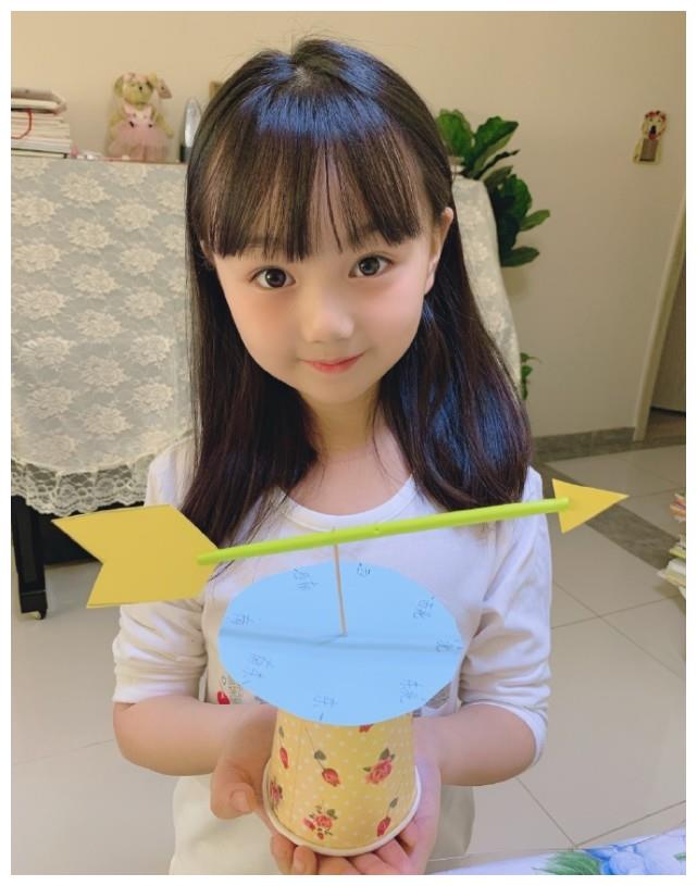 3月5日,小山竹在个人的社交平台上晒出了一组美照,照片中的她一头乌黑