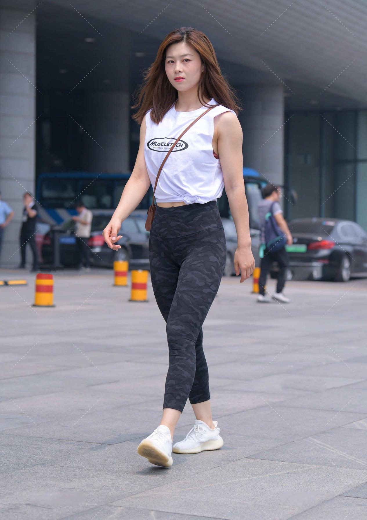 白色字母t恤,无袖设计彰显年轻活力,搭配健美裤时尚又有范儿