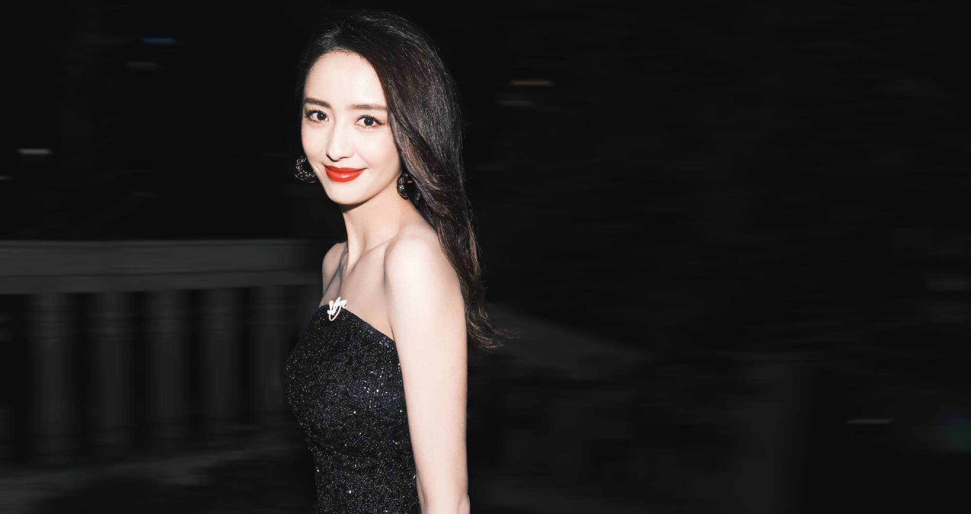 佟丽娅穿黑色抹胸礼服 长卷发披肩气质优雅