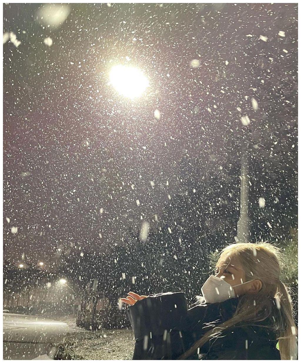 blackpink玩雪朴彩英手接雪花太美了jennie开心到模糊