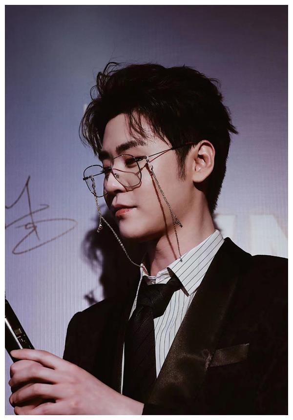 张云雷红毯首秀太惊艳,金丝眼镜造型优雅帅气,贵公子气质好绝__财经