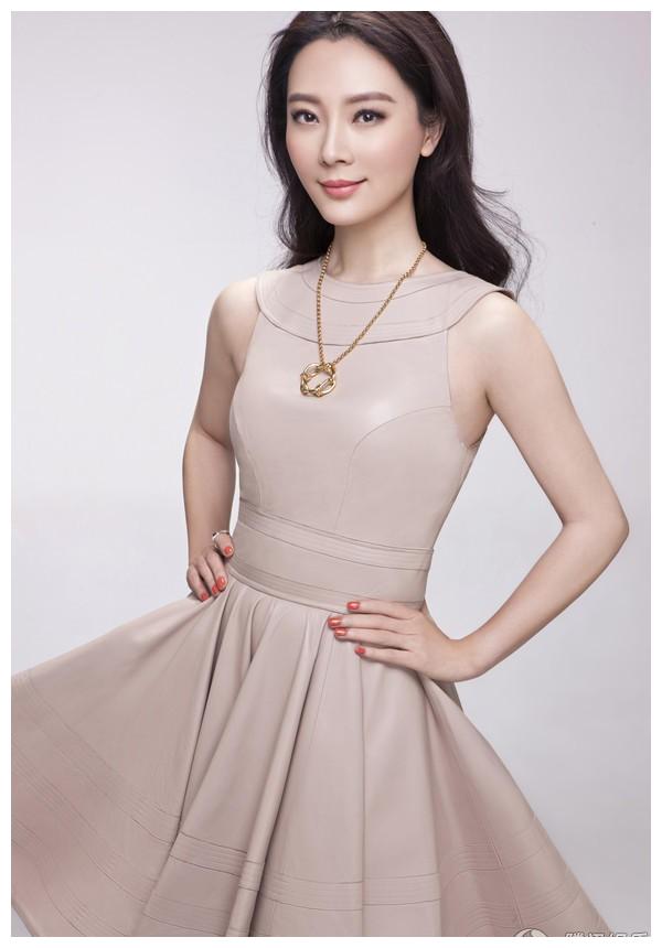 2002年,出演刑侦剧《危险进程》.2003年,主演刑侦剧《铿锵玫瑰》.