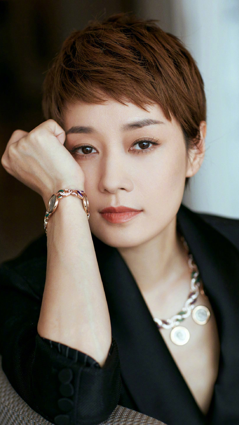 马伊琍挑战黑色西装美出新高度