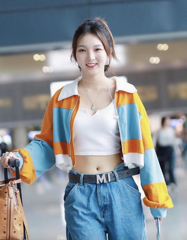 强东玥短款露脐装展现小蛮腰甜美可爱有活力