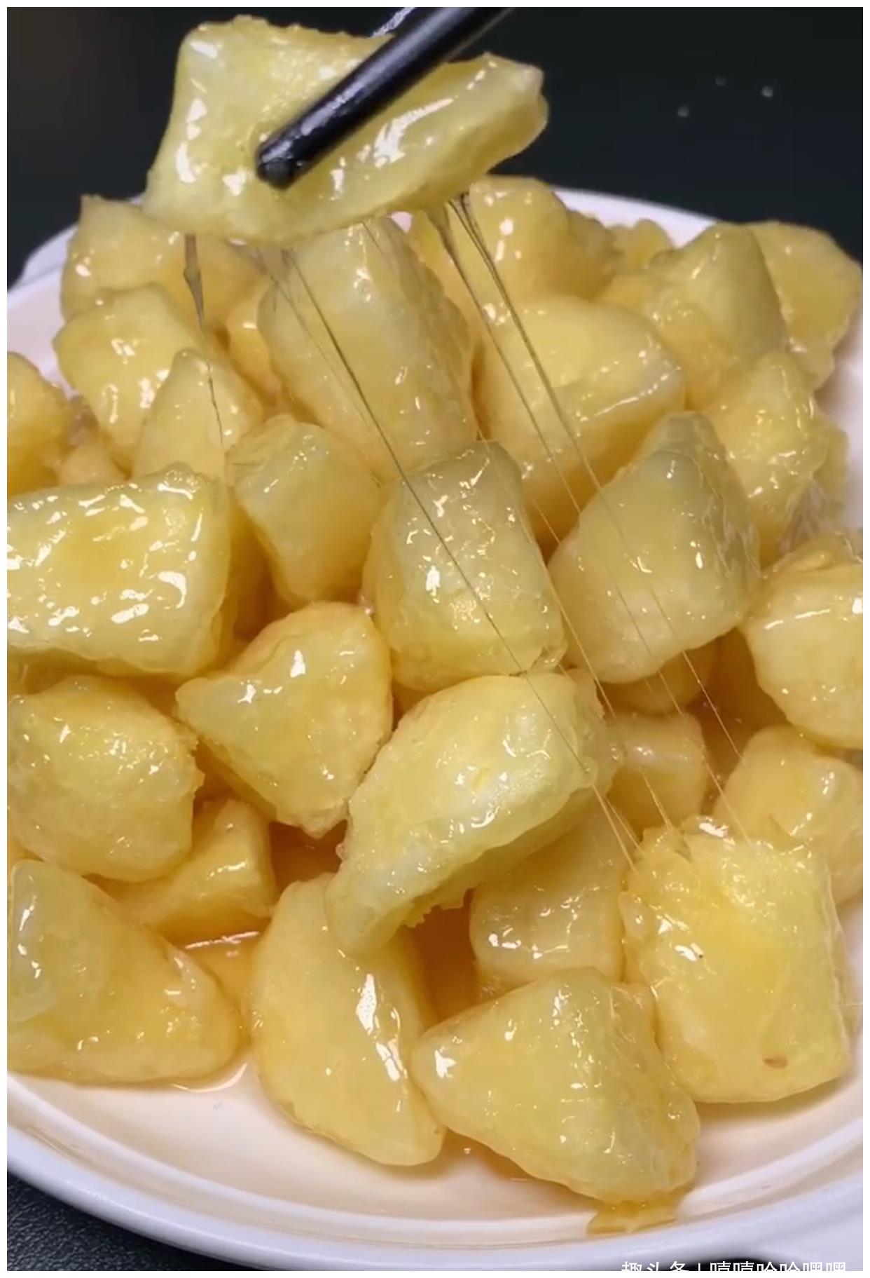 色泽金黄,外脆内软,糖丝绵长,山东特色名菜,拔丝苹果!