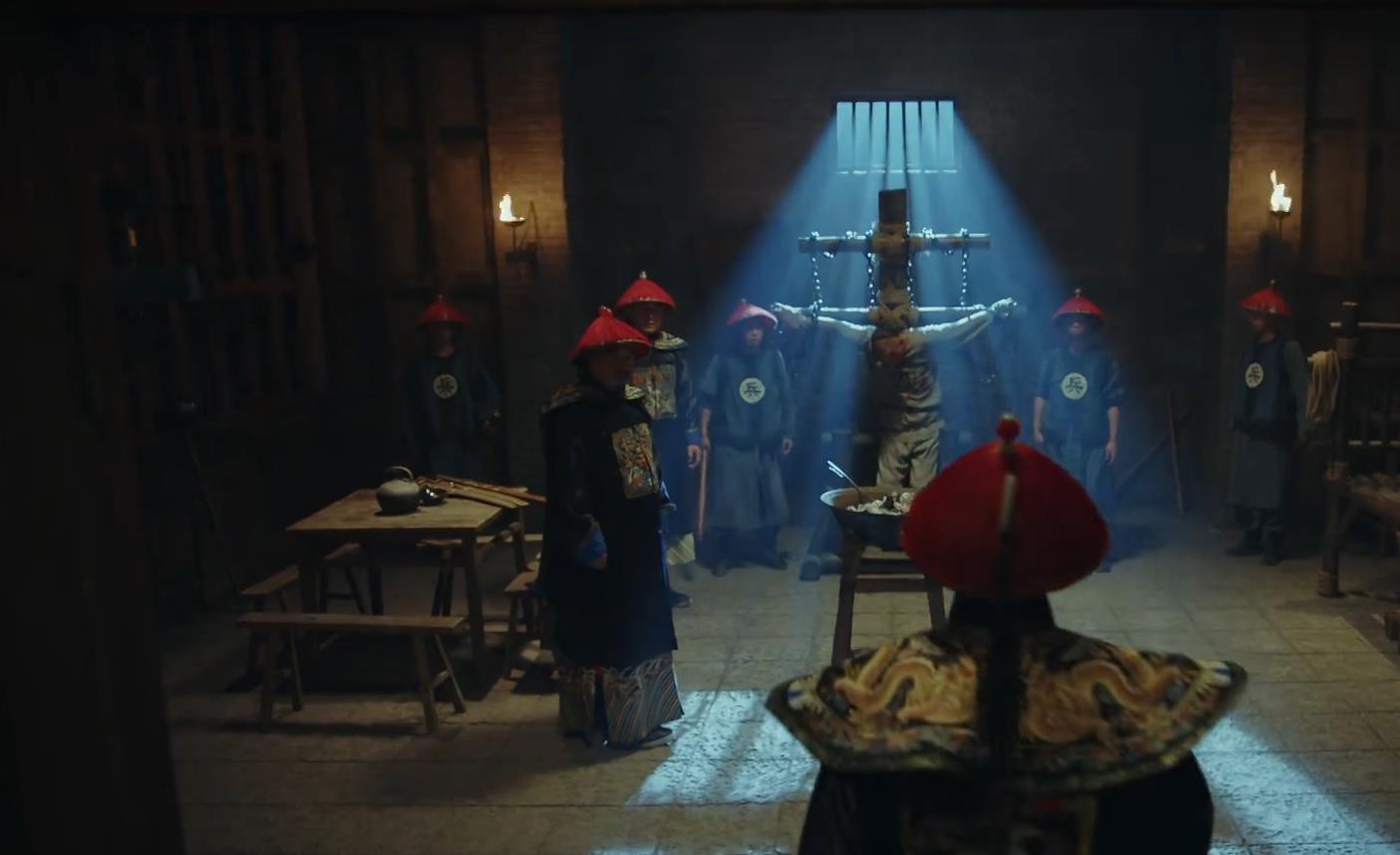 古代囚犯吃断头饭,狱卒为何放一块臭肉?囚犯看到磕头叩谢