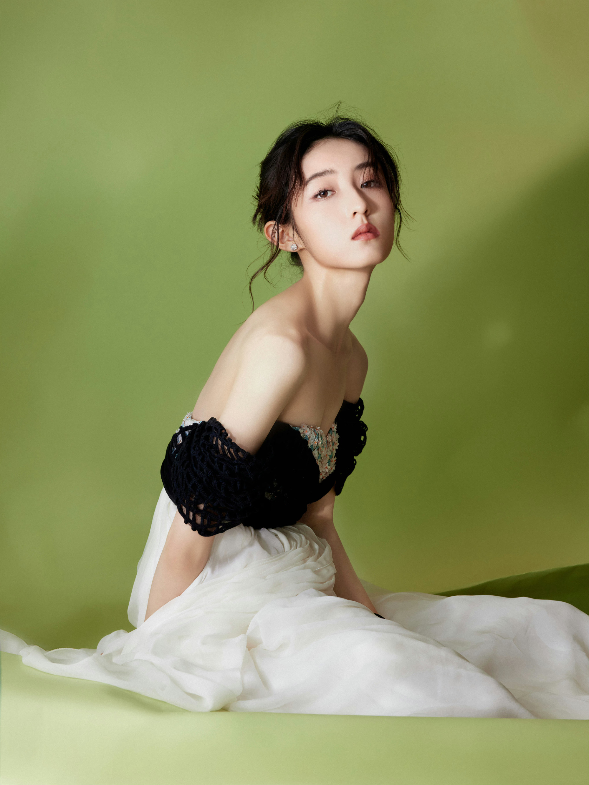 张子枫这套look 中的元素很多,针织面料与纱裙,珠宝和腕表_高清图集