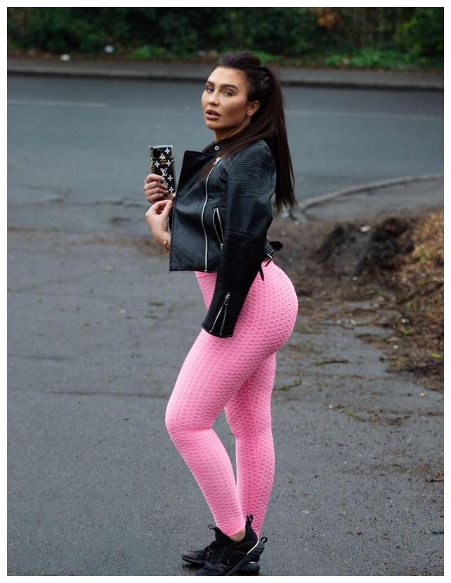 女星劳伦·古杰(lauren goodger)穿着粉色紧身裤配黑夹克,现身英国奇