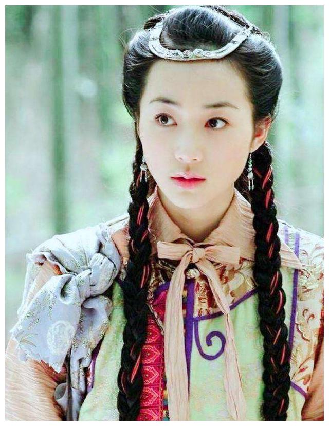 《盲侠金鱼飞天猪》中韩雪饰演的段雪语,温婉娴淑,由于出身皇族,举止
