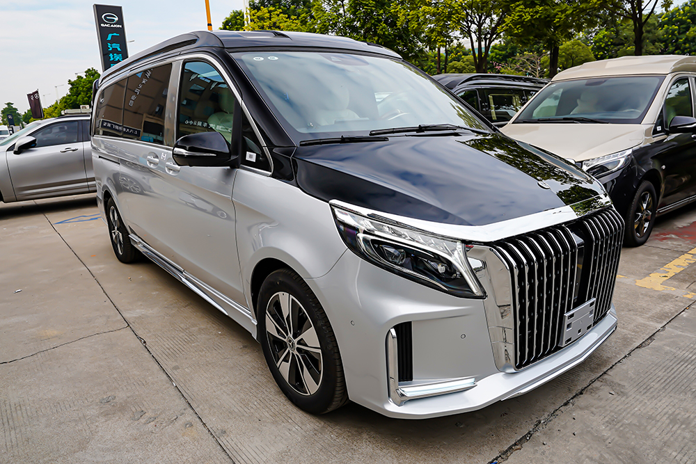 现在的商务车都这么卷了吗双拼色7座不仅豪华科技感还很强