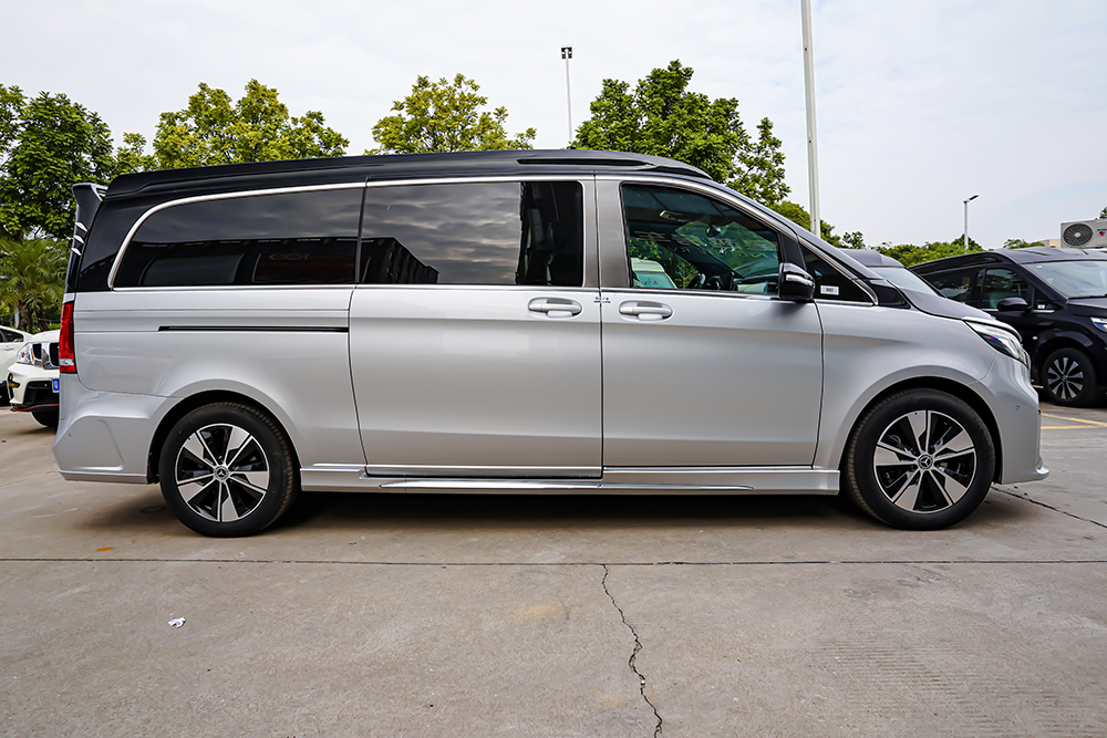 现在的商务车都这么卷了吗双拼色7座不仅豪华科技感还很强