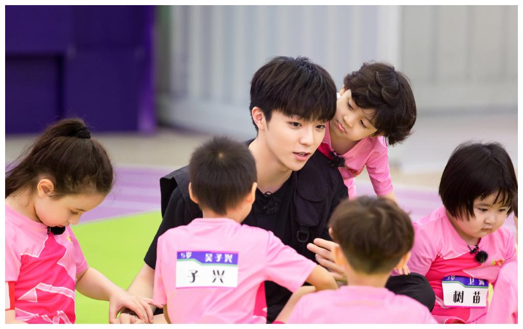 201006《小巨人运动会》释出陈立农新鲜剧照 运动酷盖被粉嫩包围