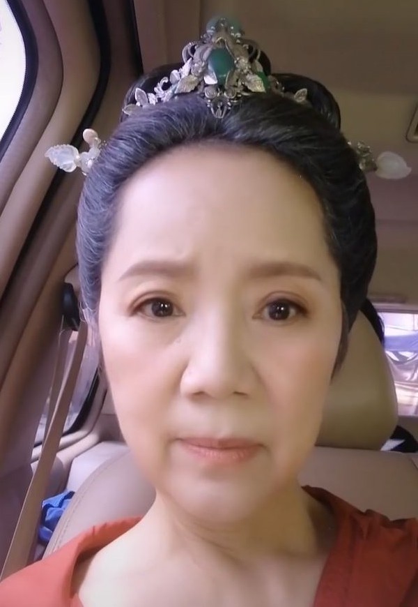 60岁老戏骨刘芳满头白发脸上却没有皱纹皮肤细腻光滑似少女