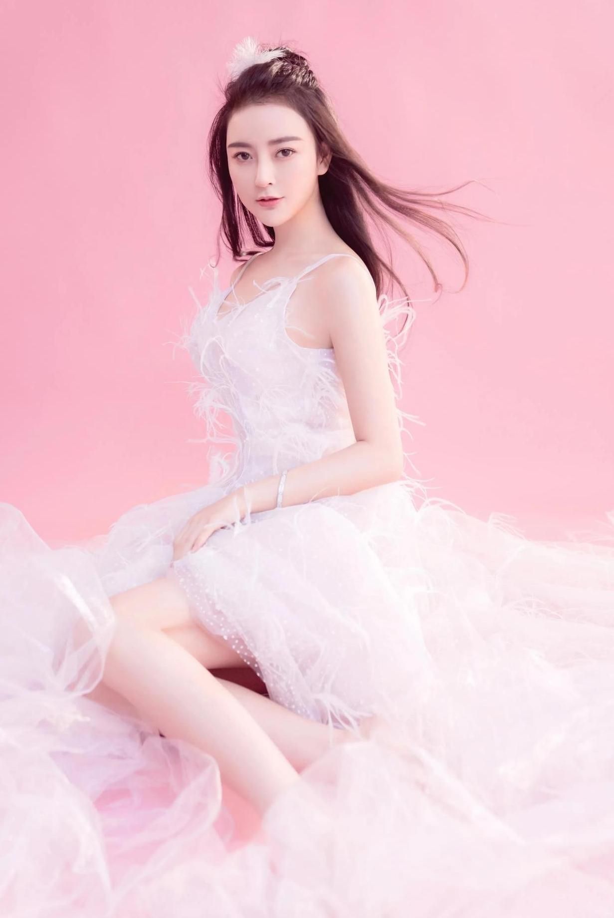 亚洲小姐吴丹近照魅力四射,各种优美造型尽显优雅女神气质