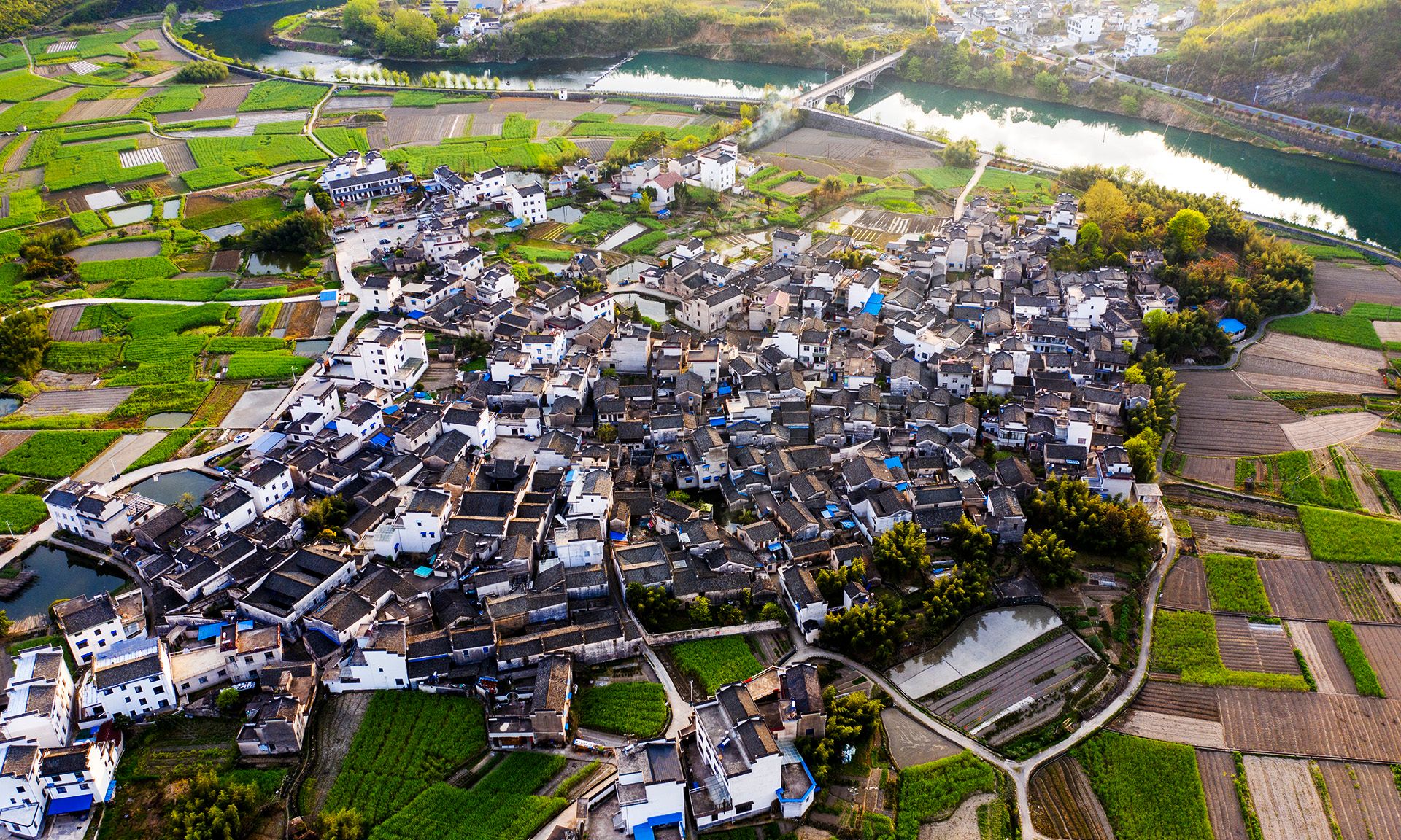 1 / 8  安徽绩溪县,大庙汪村坐落在登源河东,登源河出障山徽杭古道大