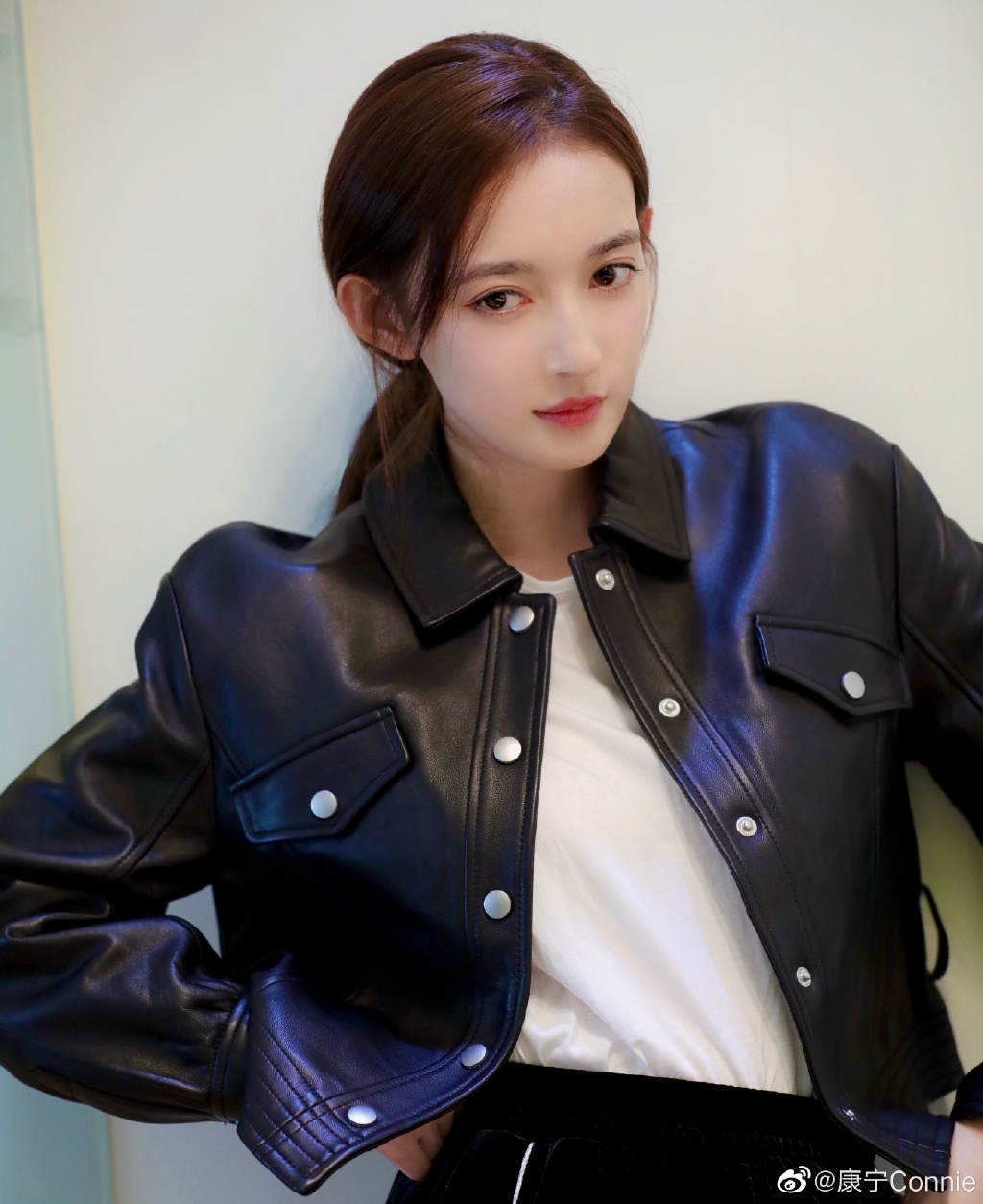 美女演员康宁迷人写真美照欣赏真好看