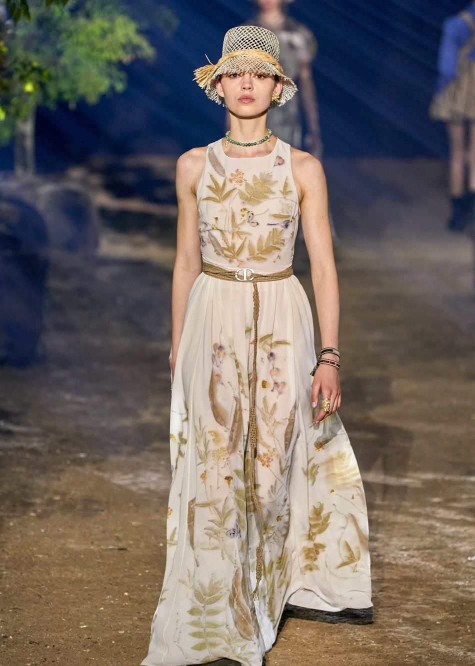 dior春夏大秀花朵透视裙美极了